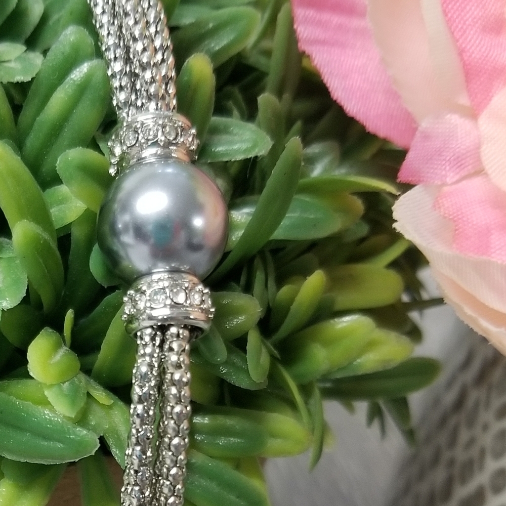 Beautiful gray pearl and bling necklace - Picture 4 of 10